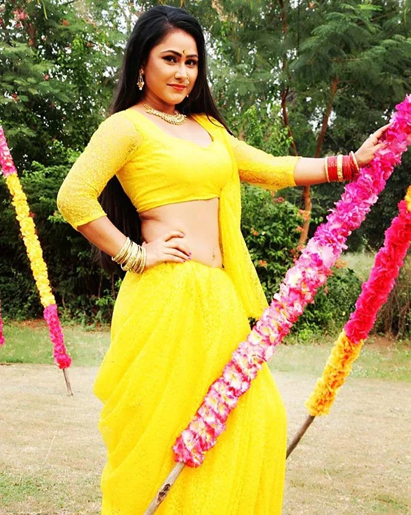 Priyanka Pandit navel hot bhojpuri actress