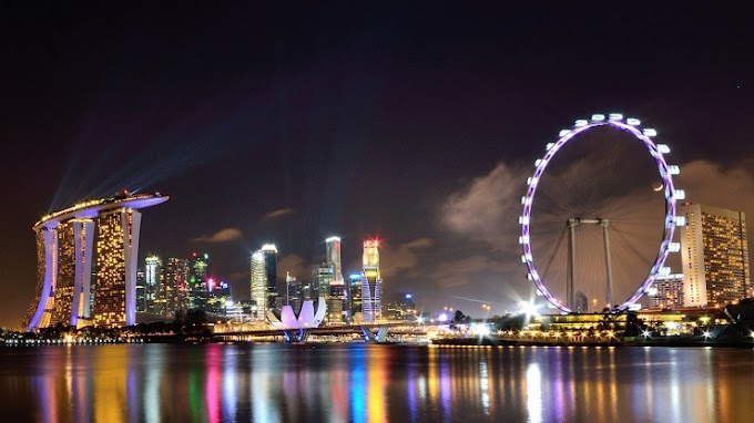 Singapore Flyer Wheel by The Marina Bay