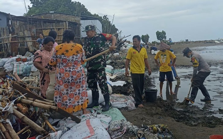 TNI- Polri Bersama Warga Pesisir Aeng Batu-batu Gotong Royong Membuat Tanggul Penahan Ombak