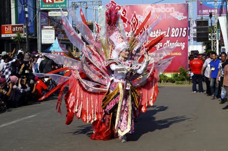 Foto Carnaval Batik Mega Mendung Kab Cirebon di Jember Fashion Carnaval 2015