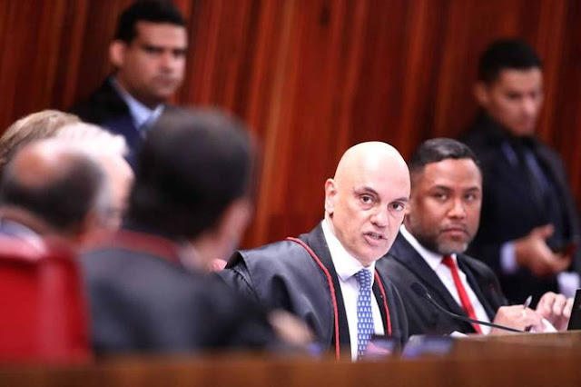 TSE confirma investigação de rede de fake news que envolve Bolsonaro e Carlos Bolsonaro