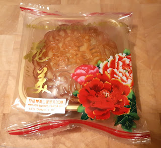 White lotus seed mooncake