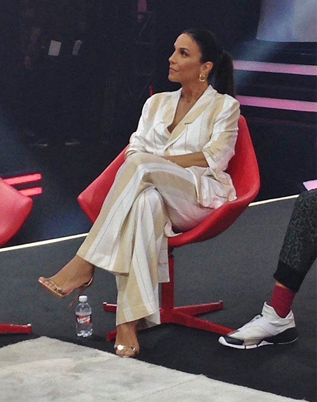 Ivete evita falar de gravidez na coletiva do “The Voice”: “Esse programa e cenário custam um dinheirão”
