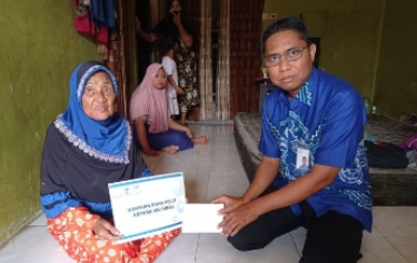 Tinggal Sendiri, UPZ Bank Kalsel Bantu Biaya Hidup Ibu Simah