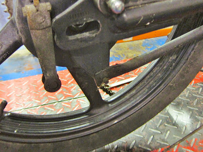 Yamaha YBR 125 Rear wheel removal and refitting , brake shoes replacement . Fit rear wheel