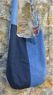 Sac bandoulière fait de pans de pantalons en jeans recyclés (chinés par mes soins), de différents tons, montés façon patchwork, coutures surpiquées de fil rose, bandoulière en jeans, poche extérieure avec appliqué assorti, entièrement doublé en tissu coton au motif fleuri. Les jeans portés recyclés parfois délavés par le temps apportent cette "petite chose en plus" à cette pièce unique. Dimensions : 35 x 33 x 8 cm, hauteur avec la bandoulière : 83 cm.