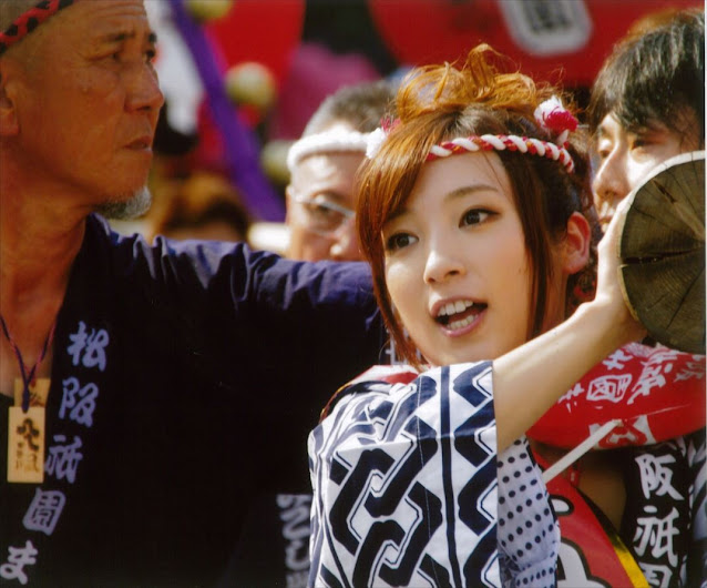 松阪祇園祭り（三社祭り）でのお神輿を担ぐ若い女性らの写真