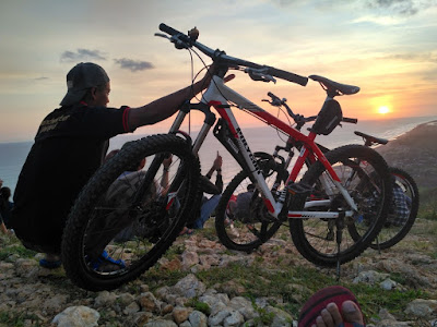 Gowes Santai ke Watu Gupit dan Bukit Paralayang Tempat Para Sunset Hunter di Jogja