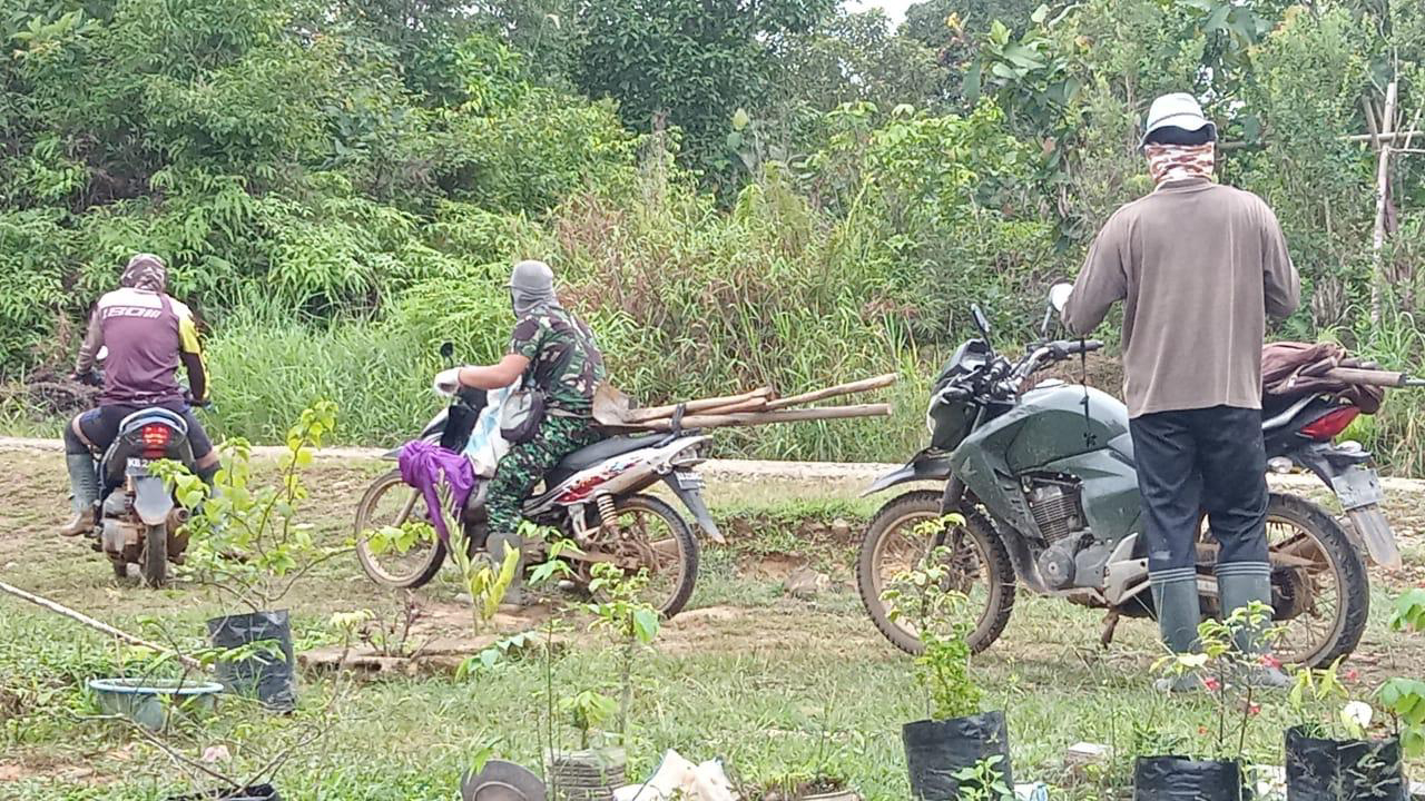 Semangat Pulang Pergi Dari Rumah Ke Lokasi TMMD Ke-111 Oleh Anggota Kodim 1202/Skw