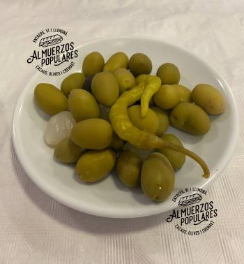 Plato de olivas con piparra y cebolleta en vinagre