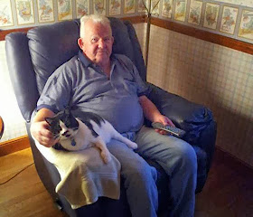foto kakek dan kucingnya nonton tv bareng