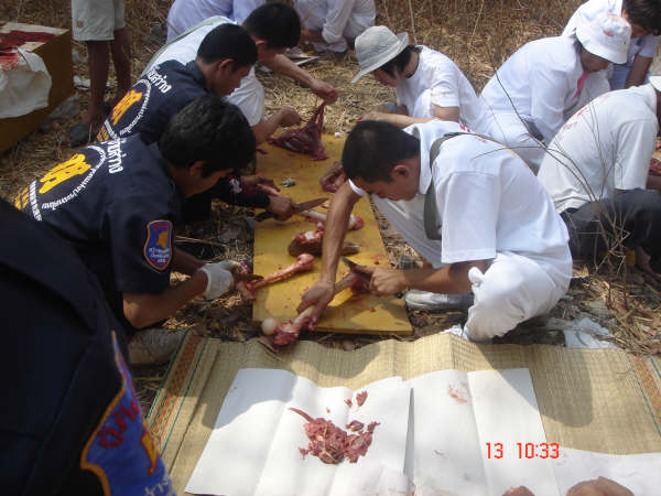  Κανίβαλοι στην Ταϋλάνδη μαγείρεύουν άνθρωπο (Σοκαριστικές εικόνες αυστηρά άνω των 18)