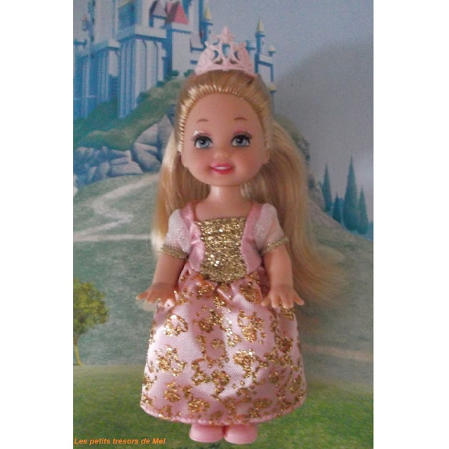 Shell en costume de princesse Aurore de la Belle au Bois Dormant de Disney.