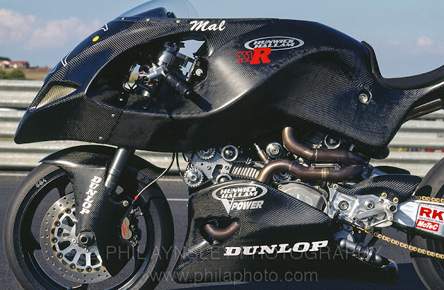 The Hunwick Hallam X1R on debut at the 1997 round of the WSBK at Phillip Island. This was the 1000cc Superbike version of the concept. 1100/1350cc street models were planned. In development form the 1000cc made 170hp at the rear wheel