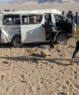 إصابة 15 شخصًا إثر انقلاب سيارة ميكروباص على طريق "قنا - نجع حمادي" الصحراوي الغربي