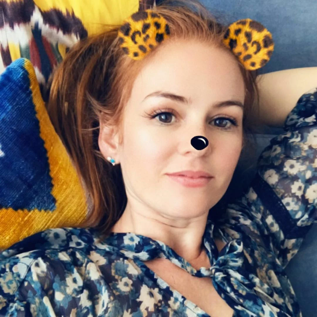 Isla Fisher Sexy Bikini, Bra and Cleavage Pictures