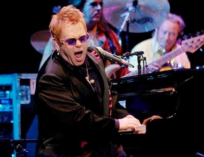 Foto de Elton John en el escenario