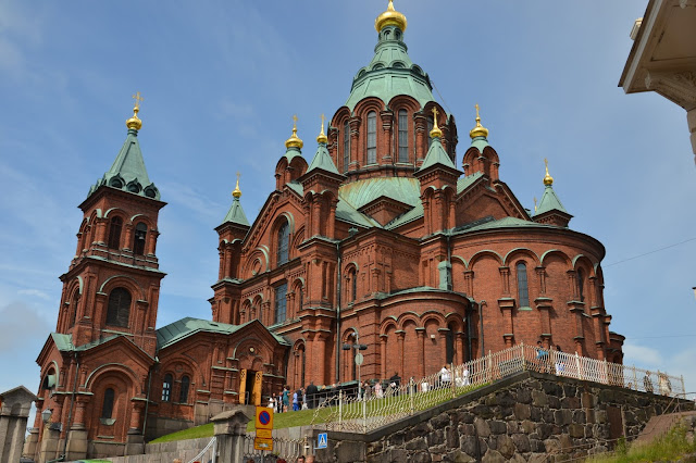 foto externa da Catedral com seus tijolos avermelhados    