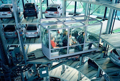 Autostadt torres de vidro cheio de carro na Alemanha