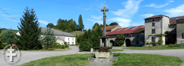 BAZOILLES-ET-MENIL - Croix de chemin (1623)