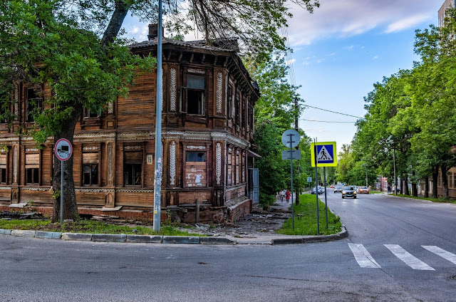 Сгоревший дом на перекрестке улиц