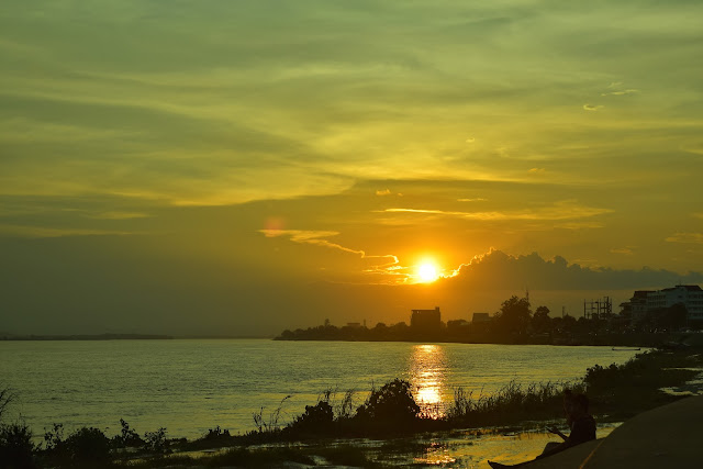 Sunset in Mekong River Vientiane Laos_Trailforsmiles.blogspot.com