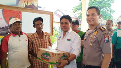 Polres Gresik Bersama DPC KEP KSPI Salurkan Bantuan Sembako Korban Banjir di Tiga Kecamatan