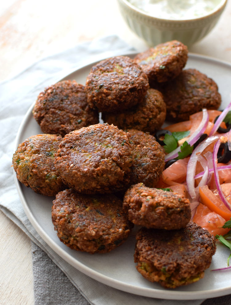 Falafel, puede apreciarse la textura que le dan los garbanzos crudos y remojados