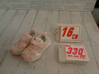 中古品　ピンク　スニーカー　１６ｃｍ　３３０円