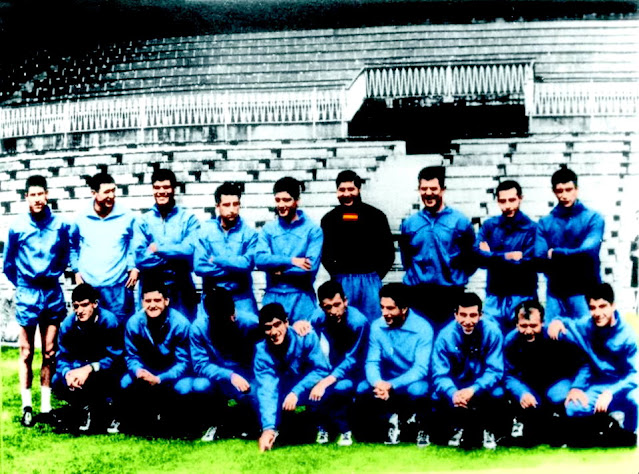 SELECCIÓN DE ESPAÑA. Temporada 1962-63. Paquito, Carmelo, Mingorance, Morollón, Echeberría, Vicente, José Villalonga (seleccionador), Félix Ruiz, Pachín; Glaría, Uriarte, Rodilla, Reija, Amancio, Rivilla, Adelardo, Guillot y Collar. Los seleccionados españoles en una foto del día antes del partido. SELECCIÓN DE ESPAÑA 1 SELECCIÓN DE IRLANDA DEL NORTE 1 Global eliminatoria: SELECCIÓN DE ESPAÑA 2 SELECCIÓN DE IRLANDA DEL NORTE 1. Jueves 30/05/1963, 20:00 horas. II Copa de Europa de Selecciones Nacionales, España 1964, octavos de final, partido de ida. Bilbao, Vizcaya, España, estadio de San Mamés.