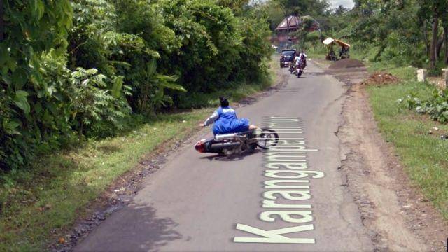 10 Momen Lucu Yang Terekam Google Street View