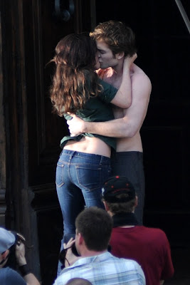 Robert Pattinson & Kristen Stewart Kiss!