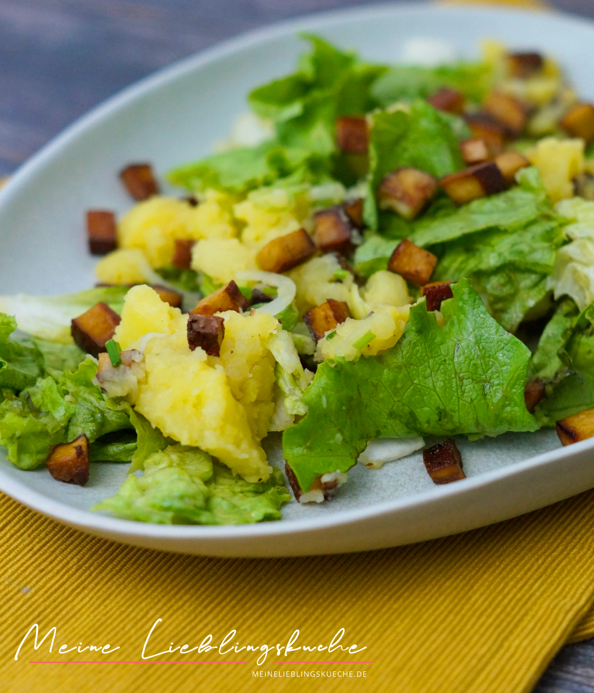 veganer Kartoffelstampf mit Endivien Salat und Räuchertofu