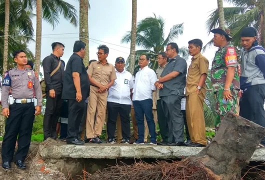 Gubernur Irwan Tinjau Langsung 2 Lokasi Terdampak Abrasi di Pesisir Padang Pariaman