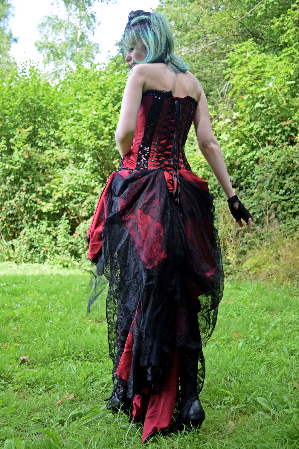 Mariage alternatif en rouge et noir, la mariée était habillé en Burlesque dasn une robe Bibian Blue et le marié en kilt