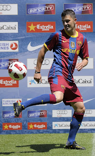 PRESENTATION OF DAVID VILLA AT CAMP NOU,David Villa wearing Barca T-Shirt