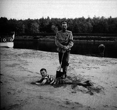 Nikolay II and Cesarevitch Alexey at the Dnieper. 1916 Nicolás II y Cesarevitch Alexey en el Dnieper. 1916