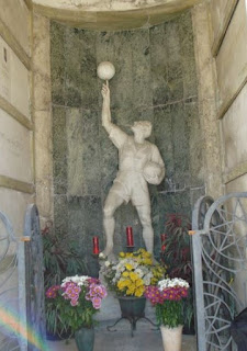 A full-size statue stands in front of the Rastelli tomb