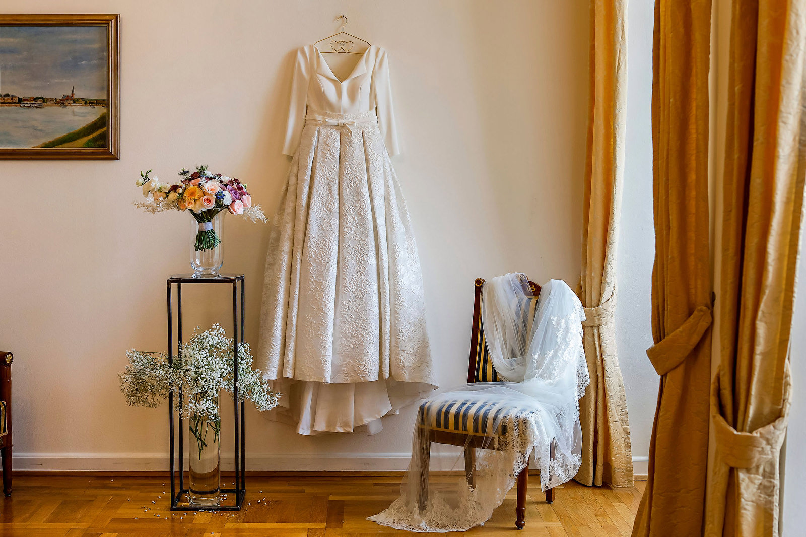 Ideen für Bilder vom Brautstrauß und Brautkleid im Schloss Biebrich