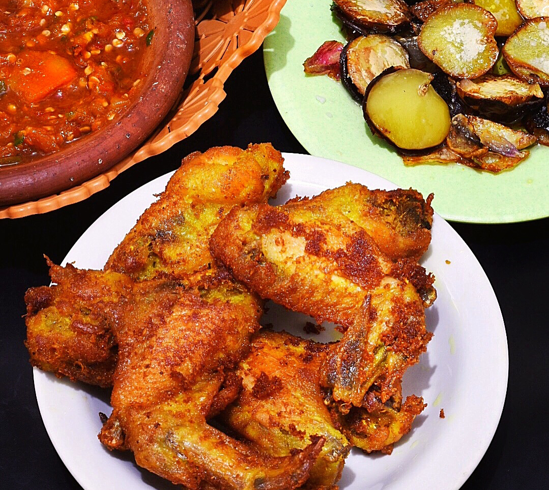 Resep Ayam Goreng Bumbu Kuning⁣. Gurihnya Bikin Pingin Nambah Terusss