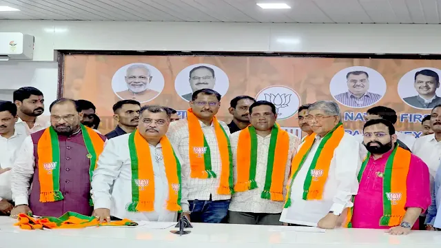 Photograph taken of Vasudev Thackeray and Ravindra Shinde joining the party in front of Bhagaj chief office bearers.