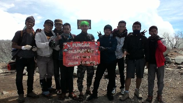 Berfoto bersama di puncak