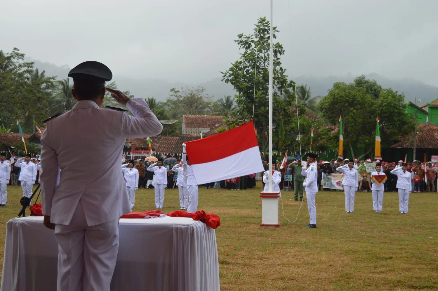 Pengibaran Bendera Merah Putih dalam Perayaan HUT ke-78 RI