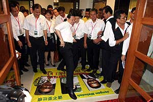 2009年霹州行动党大会，也曾发生践踏肖像的事件。当时大会门口就出现一张布条，上面印有三名退出民联，导致霹州民联政府垮台的独立议员肖像，并且写着“人民叛徒”，让人践踏。霹雳州行动党主席倪可汉较后宣布为这起事件负上全责。
