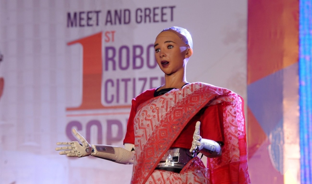 first-Humanoid-Robot-Citizen-Sophia-in saree