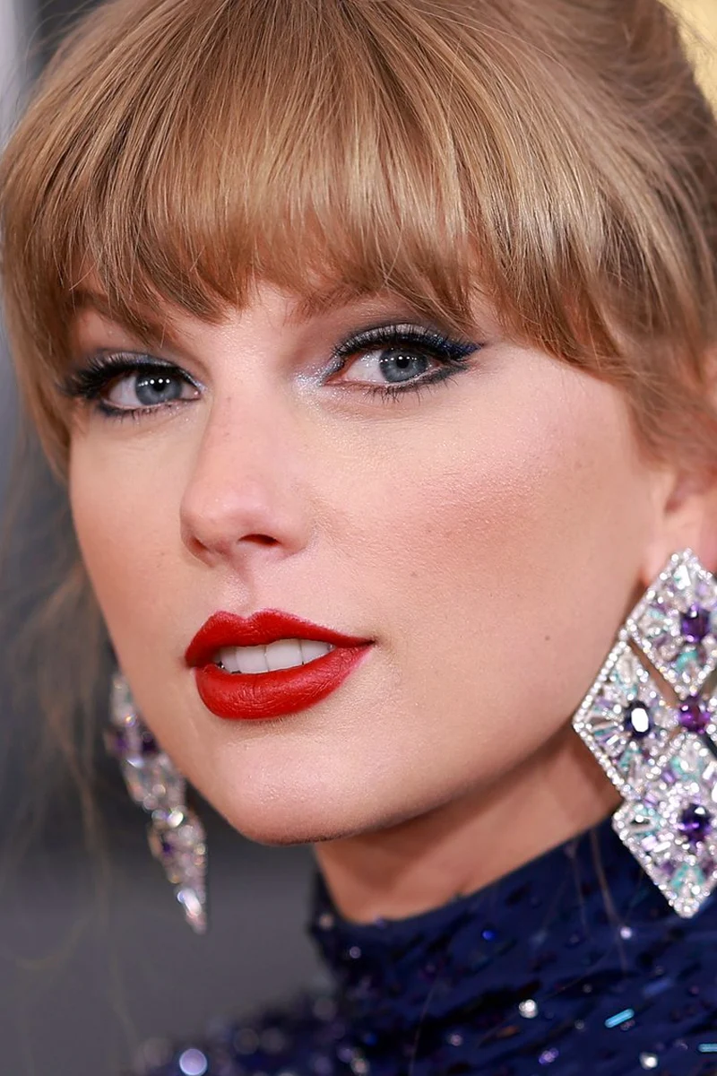 Taylor Swift at the 2023 Grammys wearing a red lip look