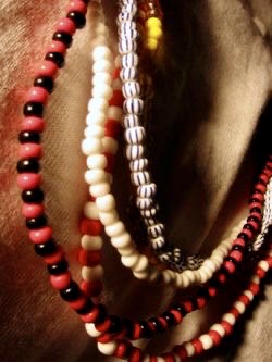 Le collane colorate sono un segnale di appartenenza al culto degli orisha