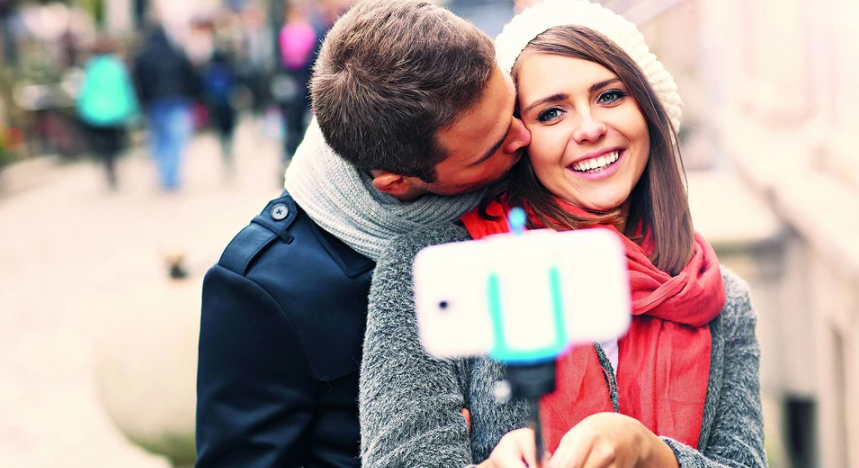 Status "in a relationship": when to put it on social networks and is it worth it