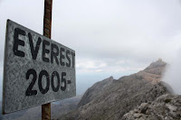 Everest 2005, placa que es troba a d'alt de Penyal del Migdia