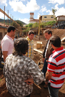 Prefeito Arlei, Ministro Marcelo Crivella, Vereador Anginho e secretários municipais Leonardo Vasconcellos (Educação) e Graça Granito (Desenvolvimento Social) em visita às obras do novo prédio escolar, em Bonsucesso, no interior do Município